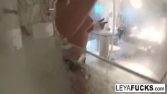 Jouer L'ora della doccia di Leya Falcon: un'avventura di masturbazione da solista