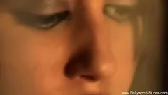 Odtwórz Doświadcz ponętnych ruchów oszałamiającej tancerki z Bollywood w tym uwodzicielskim i erotycznym złośliwcu, w którym piękna indyjska brunetka prezentuje swoją zmysłową stronę w hipnotyzującym występie striptiz.