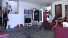 Abspielen Blonde Schlampe macht einen Pornofilm mit berühmtem Schauspieler