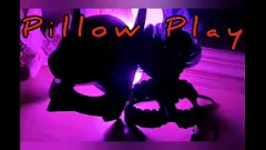 Redare Curvy BBW în mască este futută tare în timpul Pillow Play, uita-te la sânii ei mari care sări și geme de plăcere