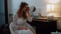 Reproduzir Amor lésbico apaixonado: a morena magra Alex Coal conforta a noiva peituda Coelhinha Colby com intensa lambida de buceta e tesoura