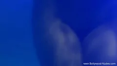 Reproducir Sensual bailarina morena asiática provocando eróticamente en un striptease caliente de Bollywood