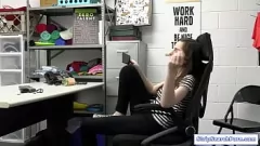 Jouer Raven Right se fait fouiller à nu et baiser au bureau par un agent du centre commercial avec une grosse bite