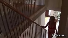 Jouer La MILF infidèle Gill Ellis montre ses seins juteux surdimensionnés dans des sous-vêtements sexy, un fantasme de conjoint fétichiste devenu réalité