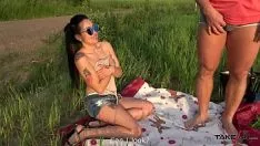 Afspelen Verlegen brunette op het veld betaald voor wilde seks