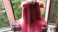 Reproduzir A gatinha ruiva transa na janela com seu homem com um pau duro