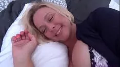 GAY GIVES TONGUES AND IS FUCKED IN THE ASS OF A BLONDE beautiful sex with mature tattoos