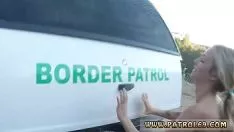 Abspielen XXX zwei Pussy ist auf einer Holzbrücke mit einem Polizisten