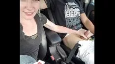 Vrouwen die seks hebben Liefde maken een orale seks in de auto