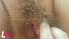 Abspielen Er fickt seine Freundin mit großen Haaren in der Muschi