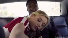 Abspielen Xxx-Filme mit Studenten, die Schwänze lutschen