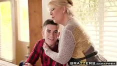 Abspielen Porn Xxx Zwergenporno fickt eine junge Frau in der Küche und sie liebt es