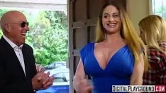 Sexe avec un espion qui baise deux méchantes blondes