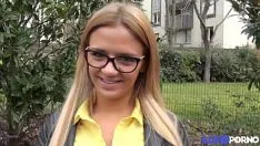 Jouer Una bella giovane donna scopata da due neri nella sua figa e in bocca