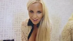 Reproduzir Modelo loira provoca orgasmo com vibrador
