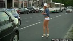Afspelen Porno met een verrader in slipje op straat wordt geneukt met een tiener die hij ophangt