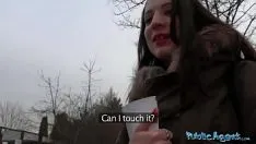 Oynat Meme Uçlarını Çekiyor Ve Bu Esmer Kadını Islatıyor
