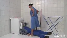 Abspielen Die Haushälterin und der Klempner ziehen sie schnell in die Kellerwäscherei