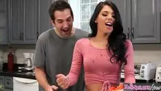 Divertimento in cucina con una giovane bruna in attesa di prendere il tuo cazzo in bocca e nella vagina