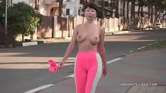 Reproducir Porno Con Una Morena Desnudándose En La Calle En Público