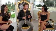 Nicole la tire dans la voiture avec un moniteur de conduite