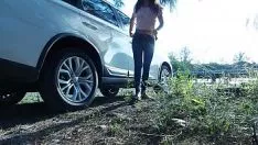 Afspelen Hardcore geneukt in de natuur naast de auto door een echte man
