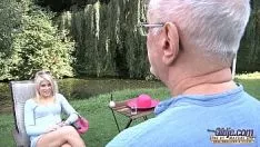 Odtwórz Bardzo dobrze obmacuje swój tyłek, gdy ma kutasa w swojej cipce