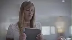 Jouer Les seins de cette fille sont très moelleux et doux et elle veut vraiment se faire baiser par elle