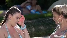 Jouer Jeu de sexe très intense avec une jeune fille blonde avec une bonne bite qui rougit