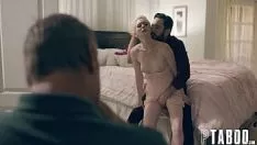 Abspielen Brünette Schönheit, die sehr intensiven Sex mit einem Mann hat, ihm aber genauso viel Spaß macht