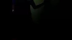 Abspielen Dieser jungen Frau werden die Augen verbunden, bevor sie von ihrer Freundin ausgezogen wird, die das möchte