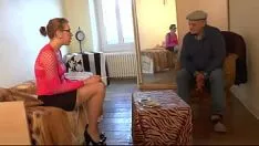 Afspelen Deze jonge vrouw met sproeten en kleine borsten zuigt echt goed aan een pik
