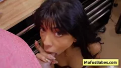 Reproducir La pequeña adolescente Bianca Bangs obtiene su coño afeitado golpeado duro por Billy Boston