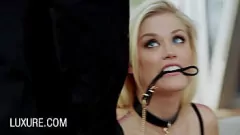 Abspielen Die unterwürfige Blondine Ash Hollywood nimmt es mit zwei Schwänzen auf