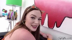 Abspielen Die unersättliche rothaarige Teenagerin Samantha regiert in Hardcore-Strümpfen-Creampie