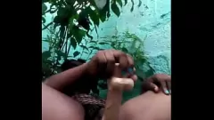 Afspelen Natte ontmoeting in de buitenlucht: haar perfecte poesje vullen met lul