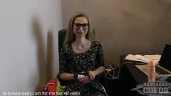 Reproducir Sexo en la oficina con la adolescente tetona Areana Fox y su gran consolador