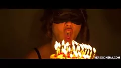 Reproducir La sorpresa íntima a la luz de las velas de Luna Ruiz: dedos, mamada y corrida