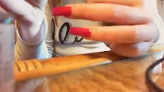 تشغيل الأظافر الطويلة الحسية ASMR: خيال مانيكير مغرٍ على اليوتيوب الإيطالي