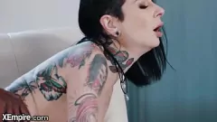 Jouer Joanna Angel prend une bite noire monstrueuse dans son cul et sa bouche serrés