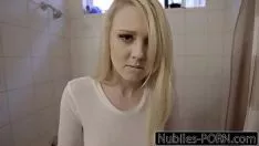 Reproducir La inocente rubia tiene sexo con un chico en el baño
