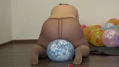 Jouer BBW in collant si siede su palloncini e piscia