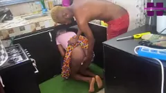 Abspielen Schwarzer Pornostar aus Ghana bekommt einen harten Ritt mit einem Fahrer mit großem Schwanz