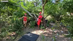 Jouer Sexy MILF bruna riceve il regalo di Natale nel bosco: Creampie interrazziale
