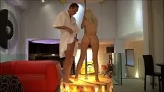 Afspelen Nieuwe porno met een danseres aan de bar dringt door als ze danst