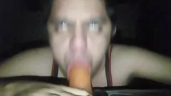 Jouer Dildo appesi: una delizia di un profondo trans con grandi tette