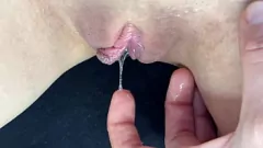 Odtwórz Sensalu Squirting Orgasm: Zbliżenie Juicy Pussy nastolatka 18yo