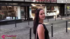 Abspielen Mutiger öffentlicher Sex: Emma Secret wird in der Stadt mit einem Cumshot -Finale in der Stadt ungezogen
