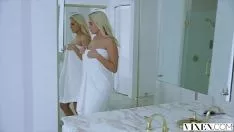 Abspielen Nackte Blondine hat Sex mit einem geilen Kurier