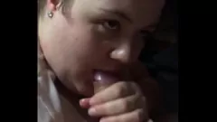 Jouer MILF adolescente procace succhia grasso cazzo e ottiene una grande sborra